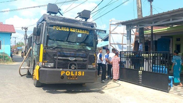 Kendaraan Taktis Polres Kotabaru Berubah Fungsi Bantu Masyarakat Krisis Air Bersih, Dampak Kemarau