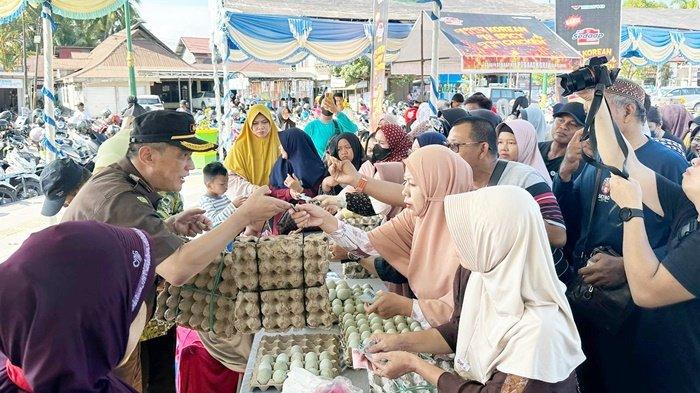 Hari Bhakti Adhyaksa ke-36, Kejari Tabalong Gelar Pasar Murah dan Bagikan Santunan ke Anak Yatim