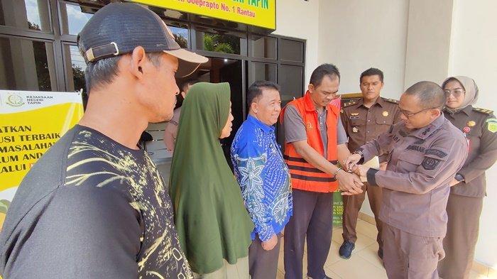 Suasana Haru Tandai Bebasnya Tersangka Kecelakaan Depan Polres Tapin Melalui Restorative Justice