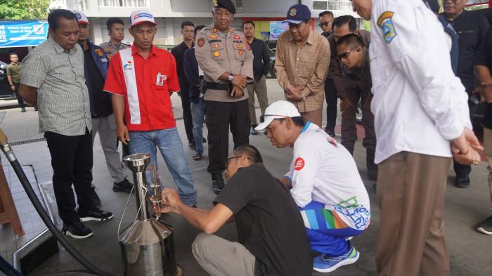 Kepala daerah dan Forkopimda menyaksikan langsung pengecekan BBM bersubsidi di SPBU.