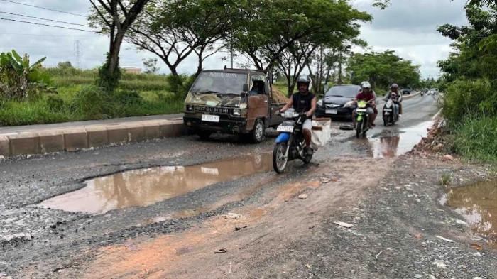 Jalan Lingkar Dalam Selatan Banjarmasin Sebagian Berlubang, Pengendara Kerap Terjebak Genangan