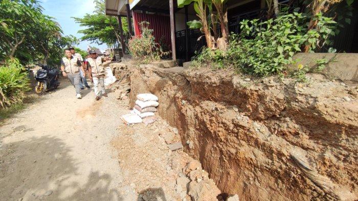 Jalan Desa Patarikan Kabupaten HSU Amblas, Kerusakan Dekati Teras Rumah Warga