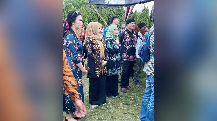 Memperkenalkan Anggrek Bulan Khas Halong Kabupaten Balangan di Ajang Internasional - Ketua-DPC-PAI-Kabupaten-Balangan-Sri-Huriyati-Hadi-di-Festival-Anggrek-4-14-Mei-2023.jpg