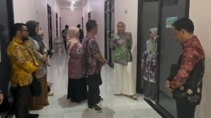 Ketua DPRD Kabupaten Barito Kuala Ayu Dyan Liliana turun langsung meninjau pelayanan 01.