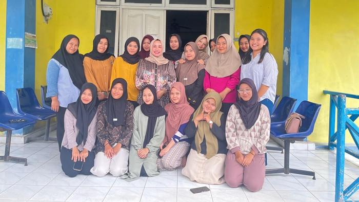 Ketua DPRD Kotabaru, Suwanti foto bersama usai meninjau Asrama Mahasiswi Putri Panginangan Ratu