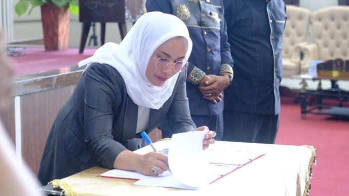 Ketua DPRD Kotabaru, Suwanti menandatangani berita acara rapat paripurna