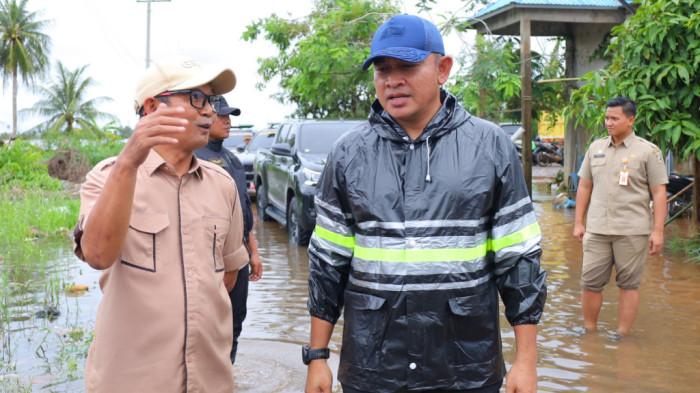 FOTO: DISKOMINFOSTASAN KAB TALADISKUSI - Ketua DPRD Tala H Khairil Anwar berdiskusi dengan Bupati H Rahmat Trianto di sela peninjauan lokasi banjir di wilayah Kurau, Senin (6/1).