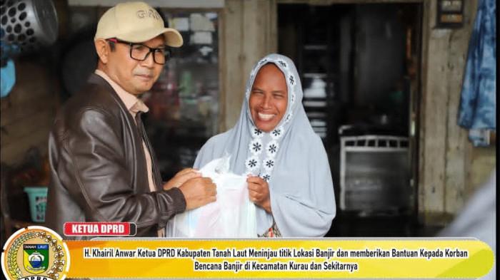 Ketua DPRD Tala H Khairil Anwar menyerahkan bantuan sembako