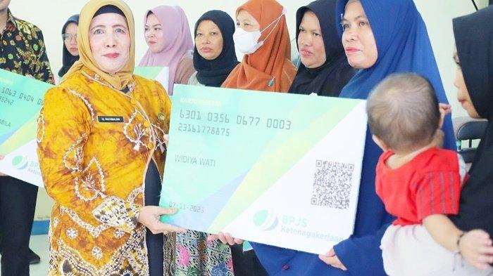 Sepuluh Pekerja Informal di Kabupaten Tanah Laut Dapat Bantuan Premi BPJS Ketenagakerjaan