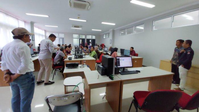 Seleksi Tertulis Calon Anggota PPK Tanahlaut Dimulai, Ketua KPU Langsung Memantau