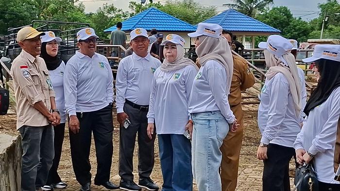 Ketua Komisi II DPRD Tala H Agus Prasetya B (tengah)22