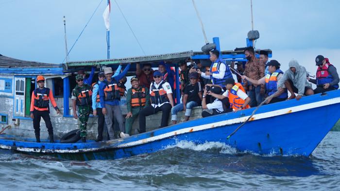Ketua Komisi II H Agus Prasetya H mewakili pimpinan DPRD Tala mendampingi Bupati 01