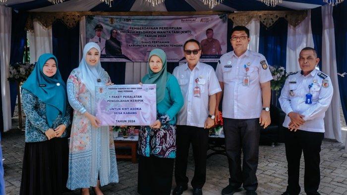 Komitmen Berdayakan Kaum Perempuan, Ketua TP PKK HST Serahkan Bantuan Peralatan Pengolahan Singkong