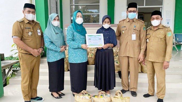 Ketua TP PKK Kabupaten Tanbu Hj Wahyu Windarti Serahkan Sembako Dinsos Kalsel kepada Warga