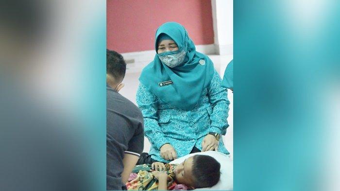 Ketua TP PKK Kabupaten HSS Pantau Khitanan Massal