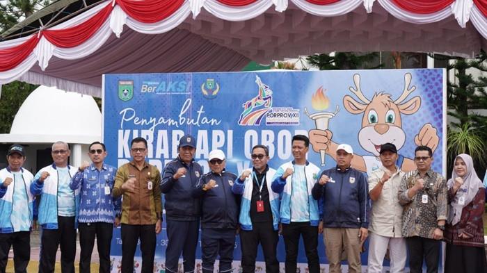 KIRAB OBOR- penyambutan Kirab Obor Pekan Olahraga Provinsi (PORPROV) XII Kalimantan Selatan Tahun 2025. Acara berlangsung di halaman Kantor Bupati Tanah Bumbu, Kamis, 30 Oktober 2025.