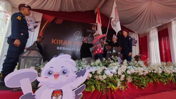Resmi Diterima dari HST, Kirab Pemilu 2024 Mulai Dijalankan Jajaran KPU HSU