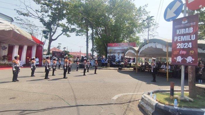 Penyerahan Bendera Kirab di KPU, Sekda Kabupaten HSU: Sambut Pemilu 2024 dengan Gembira