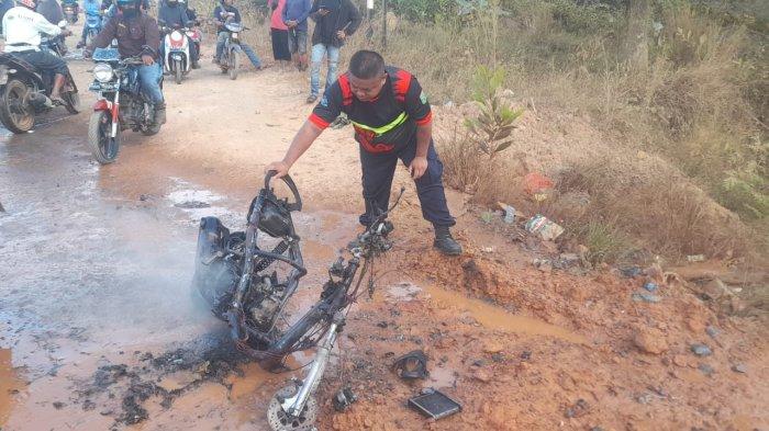Satu Unit Motor di Satui Barat Tanah Bumbu Mendadak Terbakar, Diduga Korslet