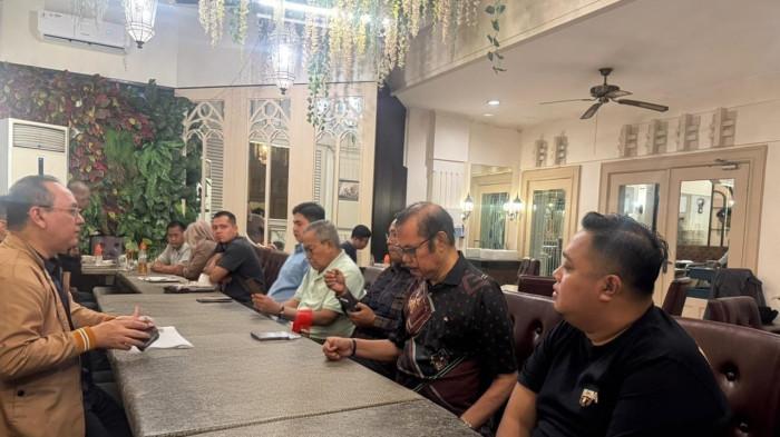 BAHAS- Komisi II DPRD Kalsel membahas isu dana mengendap Rp4,7 triliun milik Pemprov Kalsel di sela kunjungan daerah ke Badan Pendapatan Daerah Jawa Timur di Surabaya, Rabu (5/11/2025).