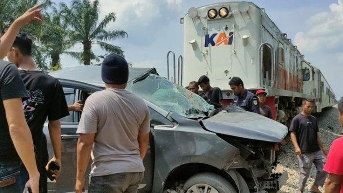 Kronologi Mobil Tertabrak Kereta Api di Deli Serdang Sumut, Empat Penumpang Tewas