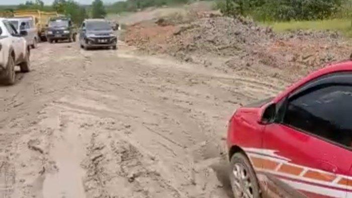 Jalur Alternatif  Km 171 Satui Kabupaten Tanbu Sangat Licin, Taksi Colt Oleng dan Tabrak Mobil Lain