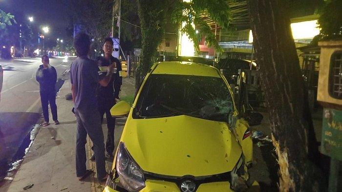 Toyota Agya Oleng Tabrak Pohon di Banjarmasin, Begini Nasib Sopir dan Empat Penumpangnya