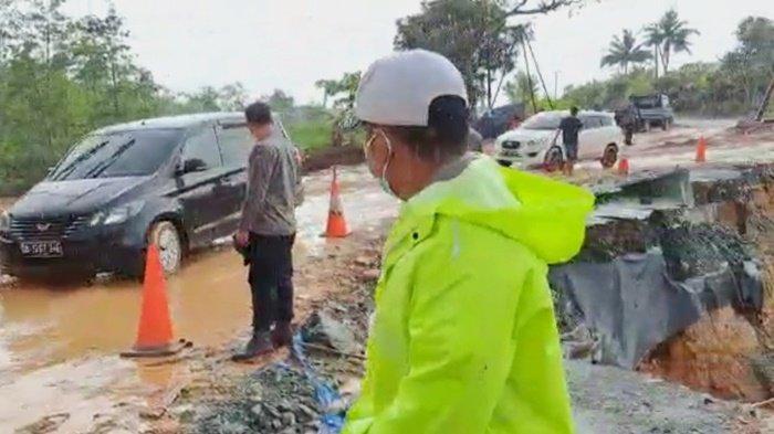 Buka Tutup Lalu Lintas pada Jalur Alternatif di Dekat Jalan Satui Kabupaten Tanbu yang Longsor