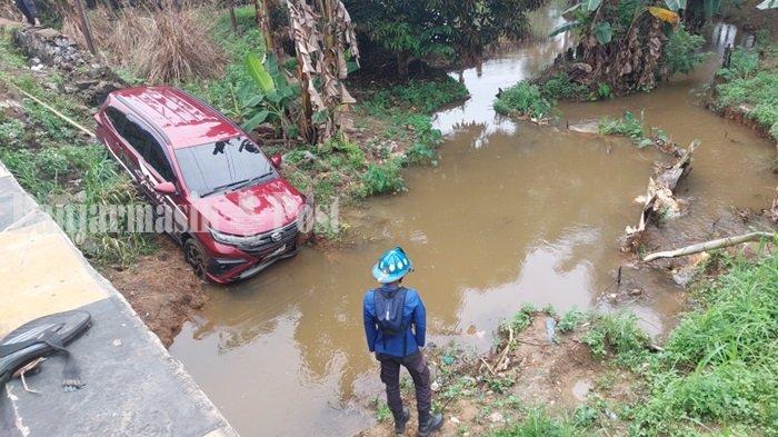 Diduga Sopir tak Mengenal Medan, Mobil Nyungsep ke Sungai Paring Tanahlaut