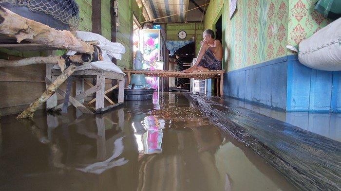 Rumah di Desa Masta Kabupaten Tapin Kembali Terendam, Warga Tidur di Atas Apar-apar