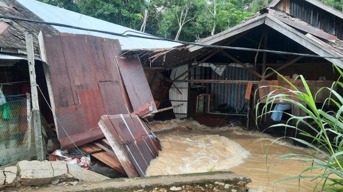 BREAKING NEWS - Air Sungai Meluap, Satu Rumah di Tuhuran Haur Gading HSU Rusak Diterjang Banjir