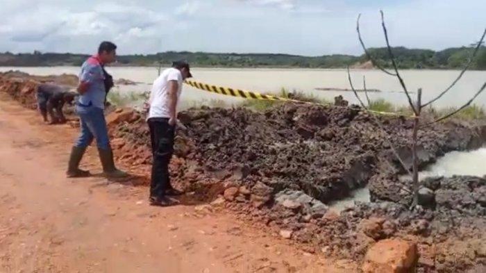 Cuaca Membaik, Jalan Longsor Eks Hauling Menuju Dusun 5 Bukitmulya Tanahlaut Diperbaiki