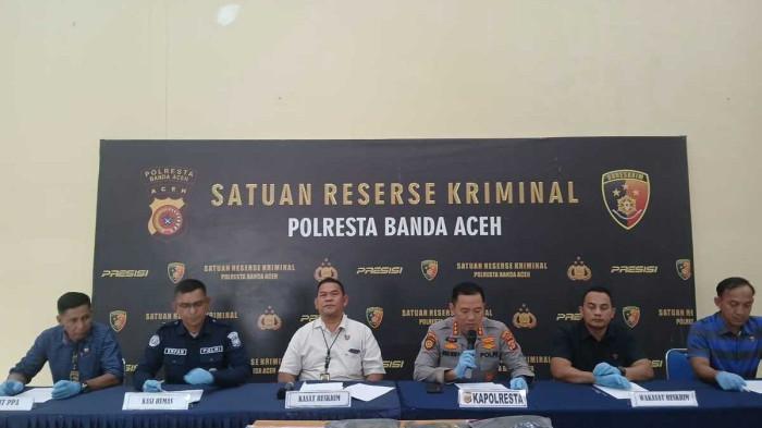BAKAR PESANTREN - Konferensi pers pengungkapan pelaku kasus pembakaran Dayah (Pesantren) Babul Maghfirah di Mapolresta Banda Aceh, Kamis (6/11/2025).