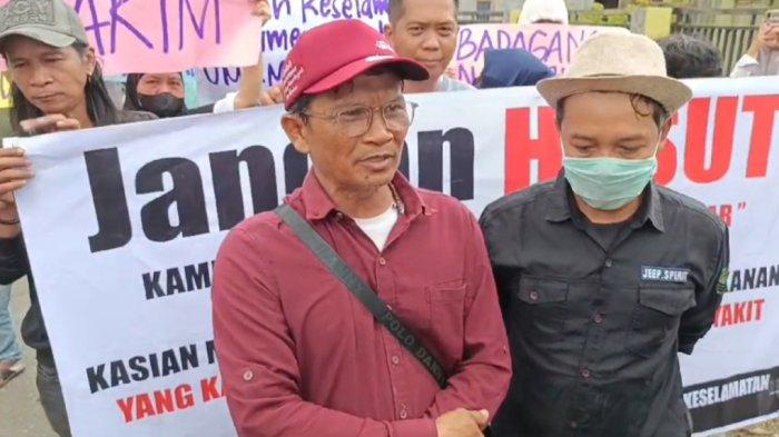 Sejumlah Warga Demo di Depan PN Banjarbaru, Dukung Aparat Tindak Pelaku UMKM Nakal