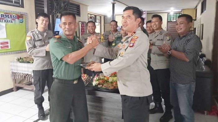 Koramil Kodim 1003 HSS Kasih Kejutan HUT Bhayangkara ke-77 ke Polsek-polsek