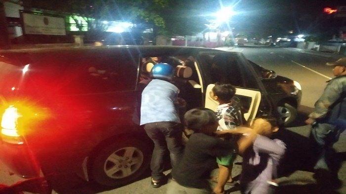 Seruduk Mobil di Bundaran Kelabau Banjarmasin, Pengendara Motor Ini Pulang dari Depot Miras