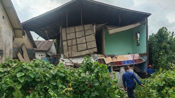 Rumah Kos di Kompleks Madani II Banjarmasin Ambruk, Penghuni Sempat Tertimpa Material Bangunan