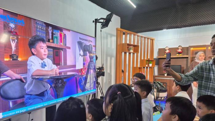 Murid SD Kristen Kanaan Antusias Belajar Jurnalistik, Pelajari Tugas Wartawan hingga Baca Berita