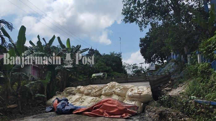 Ganggu Arus Lalulintas, Puluhan Ton Semen Masih Tercecer di Jalan Paringin Timur Balangan