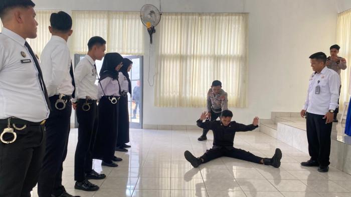 Polsus Rutan Tanjung Tabalong Dibekali Keterampilan Dasar Penggunaan Borgol