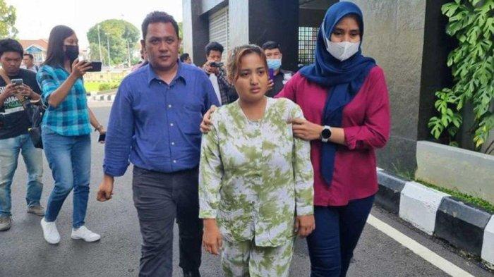 Akhirnya Lina Mukherjee Resmi Ditahan Terkait Konten Makan Babi, Terancam 6 Tahun Penjara