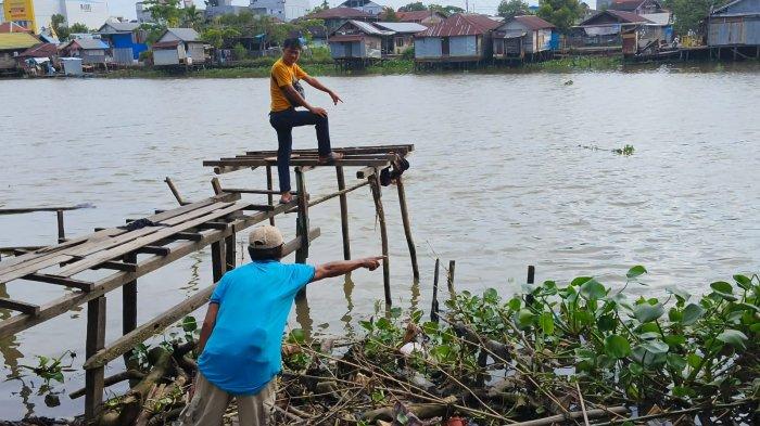 BREAKING NEWS - Warga Jalan Panglima Batur Banjarmasin Geger, Seorang Remaja Diduga Tenggelam