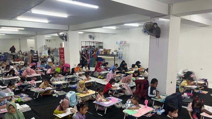 Lomba mewarnai untuk anak-anak berlangsung di Hapeworld, Banjarmasin