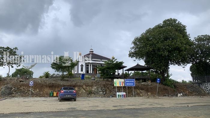 MASJID- Masjid.  Salah satu daya tarik yang menjadi magnet pengunjungdi Bukit Batu di Dusun Sungai Luar, Desa Tiwingan Baru, Kecamatan Aranio, Kabupaten Banjar, Provinsi Kalimantan Selatan (Kalsel), adalah keindahan Masjid yang berada di atas kawasan perbukitan. 