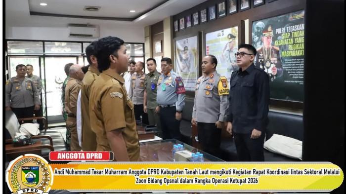 MENYANYIKAN lagu kebangsaan sebelum Rakor Lintas Sektoral dimulai.