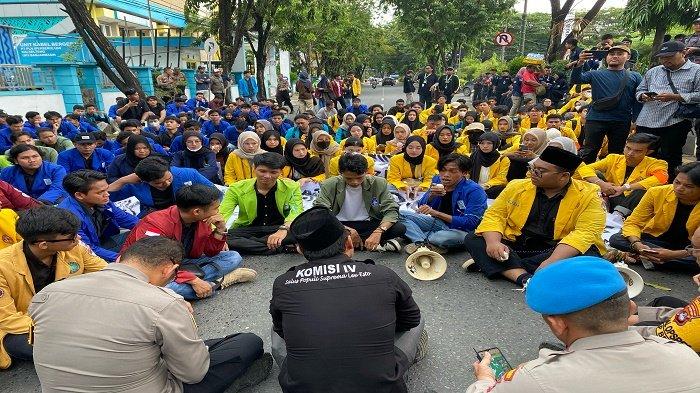 Demo di DPRD Kalsel Sambut Hardiknas, Mahasiswa Tuntut Pemerataan Kualitas Pendidikan