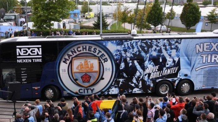 Kejamnya Man City Menaburkan Garam ke Luka Liverpool dengan Pesan Bus yang Pamerkan Tropi