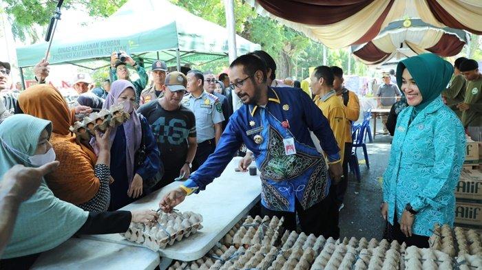 Masyarakat Serbu Pasar Murah Pemprov Kalsel di Amuntai, Pj Bupati HSU Ikut Layani Pembeli