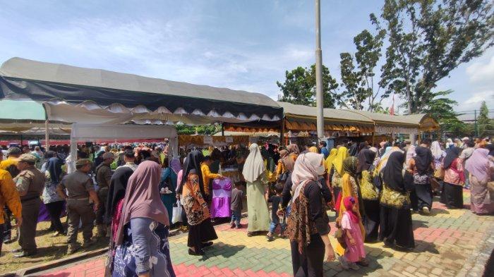 Masyarakat Serbu Makanan Gratis di Puncak Peringatan Hari Jadi ke-72 HSU, Ratusan Porsi Kue Ludes