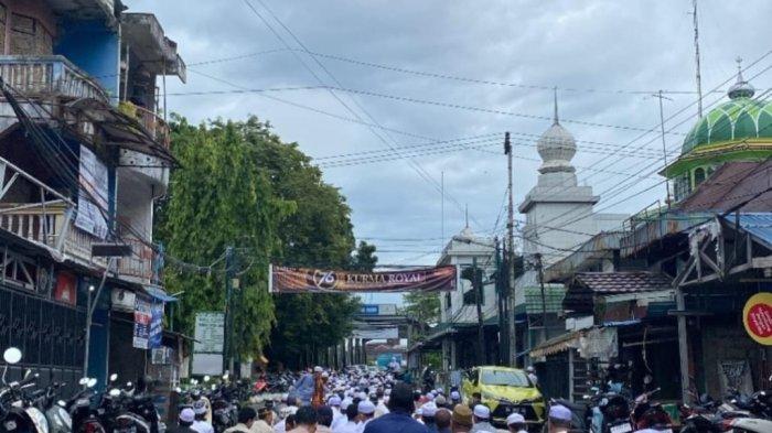 Ribuan Masyarakat Serentak Laksanakan Salat Idul Fitri 1445 H di Masjid Tertua di HST